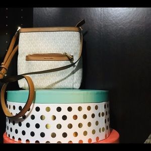 Micheal kors crossbody bag